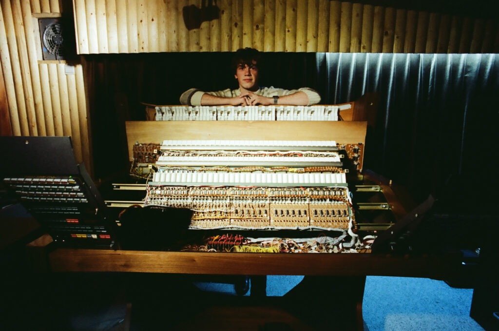 guy making orgel